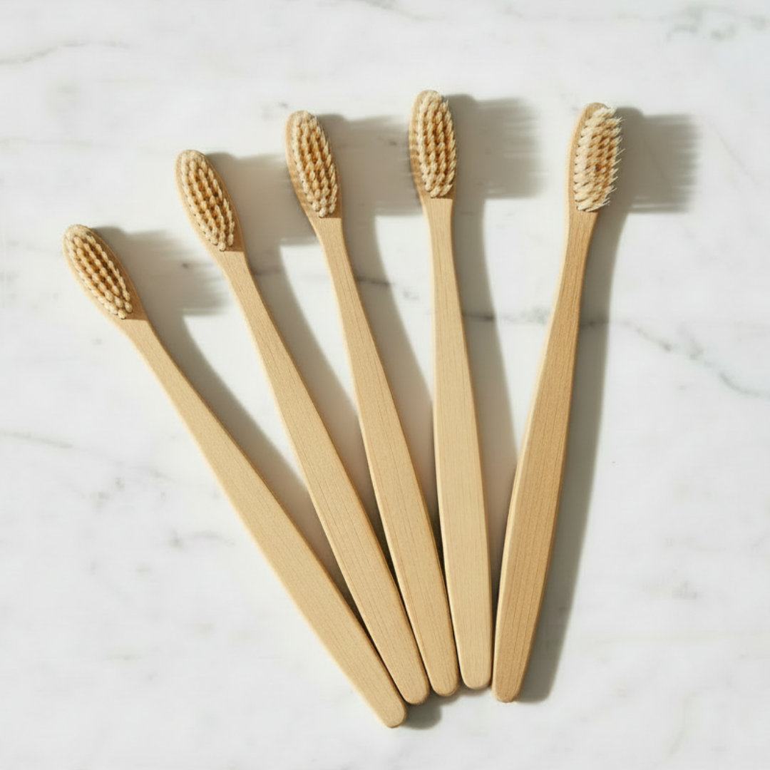 5-pack bambutandborstar på marmorbakgrund